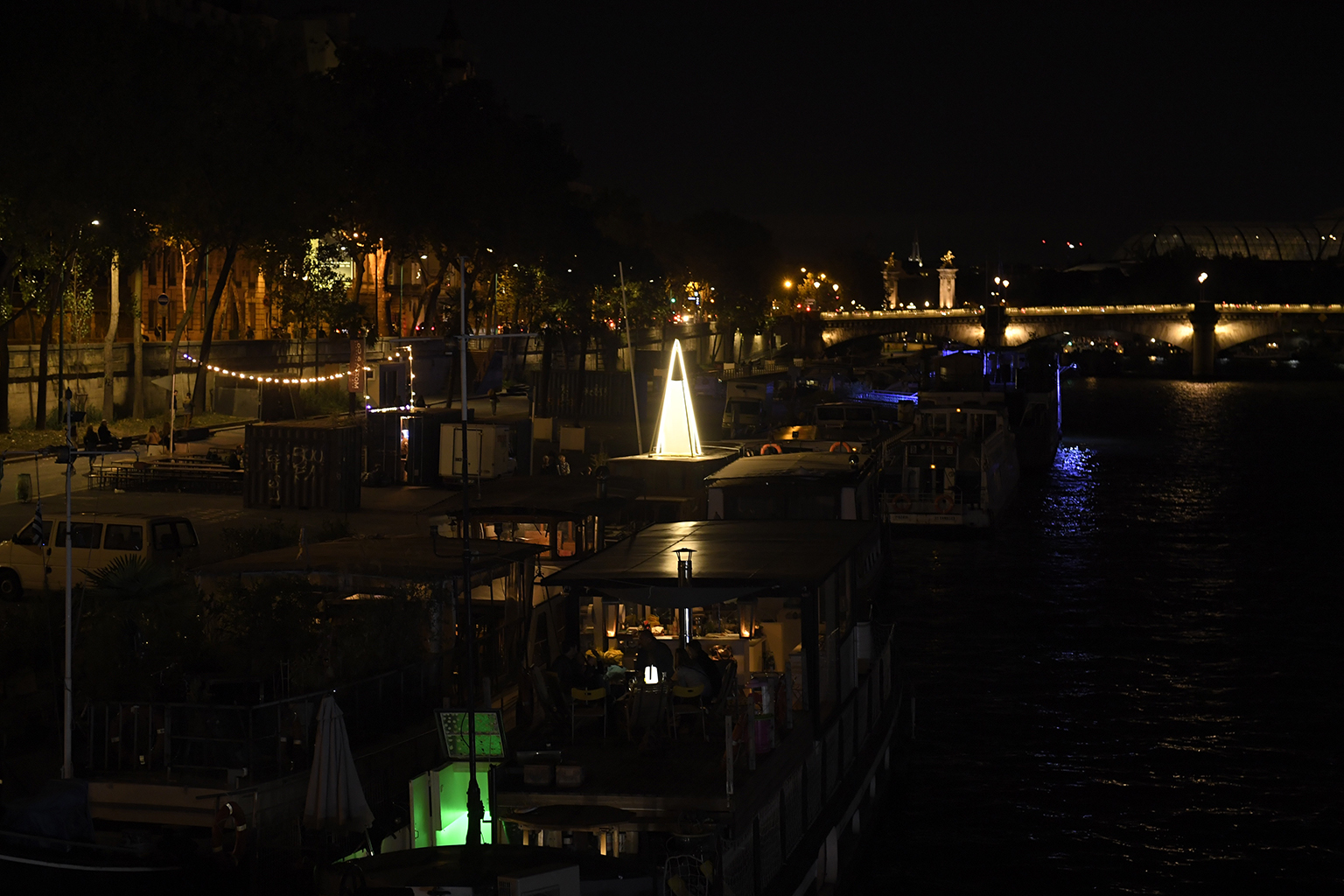 PYRAMIDION, oeuvre de Milene Guermont flottant à Paris sure la Seine