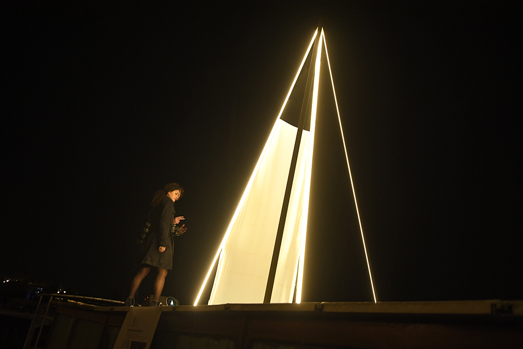 PYRAMIDION, oeuvre de Milene Guermont flottant à Paris sure la Seine